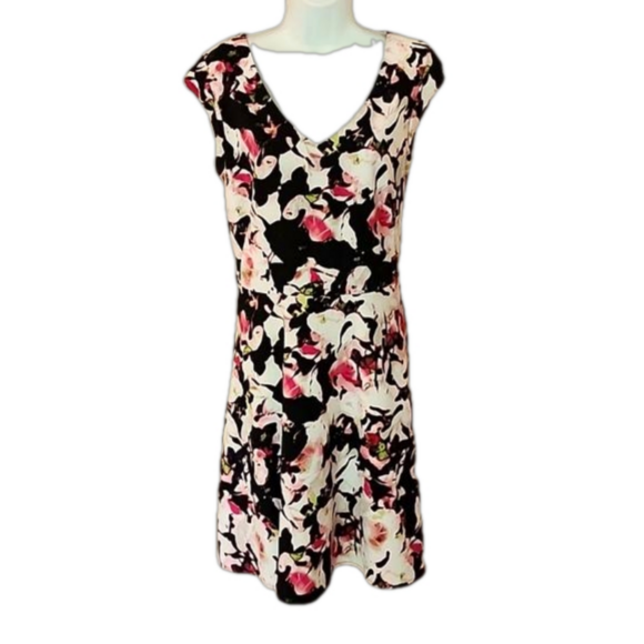 Gabby Skye Dresses & Skirts - Gabby Skye V Neck Flowered Dress Flared Skirt Pink Black White